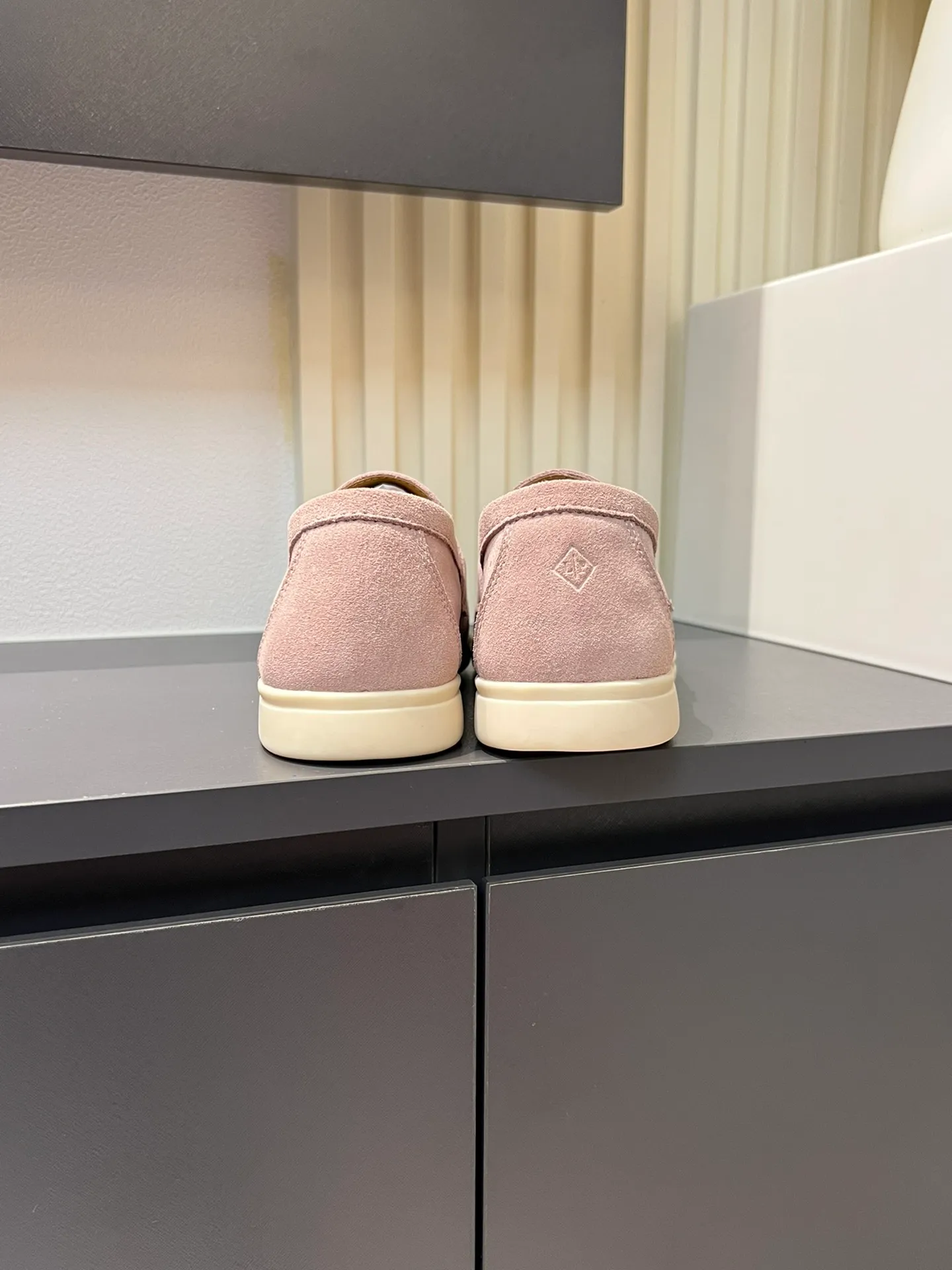 Men's shoes 💰p360 "Loro men's shoes 💰pian'*" Classic L men's shoes for couples 💰p Top version British flat loafers, a must-have item in old money style, the minimalist design is eye-catching and durable, a plus point for dressing The soft foot feel and texture are outstanding. They don’t scratch your feet and are very nice. They are matched with soft and waxy soles. They can be worn daily for a long time without getting tired. They are easy to wear, versatile and classic items, with perfect foot feel and texture! Imported cashmere fabric, the lining is made of imported A-grade water-dyed cow lining, the top version of the genuine leather midsole is sewn with pure handmade mark thread! Size: Female 35-40 (34. Customized) Male 38-44 (45.46. Customized)